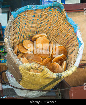 https://l450v.alamy.com/450v/p3wn92/traditional-pita-bread-in-big-basket-on-the-street-of-the-old-medina-in-rabat-morocco-p3wn92.jpg