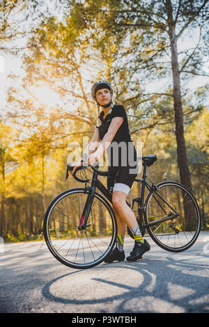 Fahrradfahrerin auf der Strasse, Cycling Girl Mallorca auf einem Rennrad Stock Photo