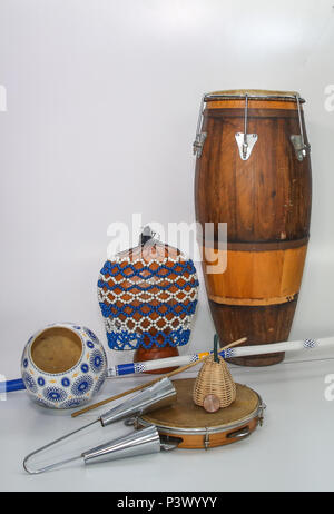 Na foto, xequerê, atabaque, berimbau, agogô, pandeiro e caxixi. Instrumentos musicais utilizados no acompanhamento da capoeira. Stock Photo