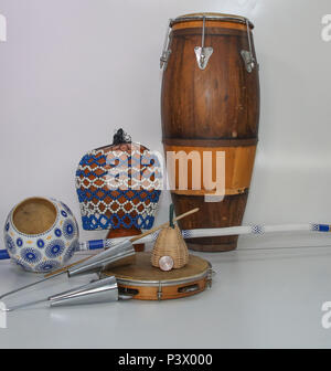 Na foto, xequerê, atabaque, berimbau, agogô, pandeiro e caxixi. Instrumentos musicais utilizados no acompanhamento da capoeira. Stock Photo