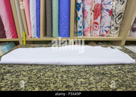 Na foto produzida nesta terça-feira (31) rolo de tecido branco de algodão. Stock Photo