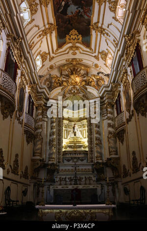 Interior da igreja é ricamente decorado com a arte do entalhador Inácio Ferreira Pinto, conhecido como Mestre Inácio, e com as pinturas do retratista oficial da Corte, José Leandro de Carvalho. Vista de detalhes artísticos e arquitetônicos da Igreja de Nossa Senhora do Carmo, a Antiga Sé. Na igreja foram celebradas cerimônias importantes para a história do Brasil, como a sagração dos imperadores Dom Pedro I e Dom Pedro II e também o casamento da Princesa Isabel com o Conde d'Eu. Dom João VI designou a igreja como Capela Real Portuguesa e depois como Catedral do Rio de Janeiro, mantida até 1976 Stock Photo