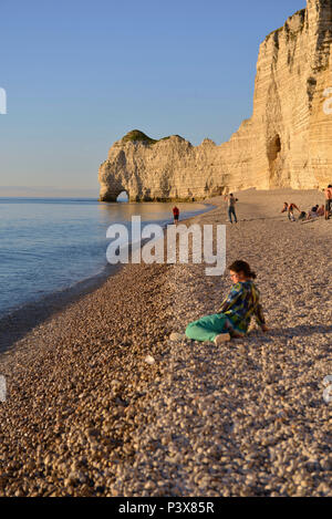 Etretat (northern France), town along the 'Cote d'Albatre' (Norman coast), in the area called 'pays de Caux'. Pebble beach with the arch 'Porte dÕAmon Stock Photo
