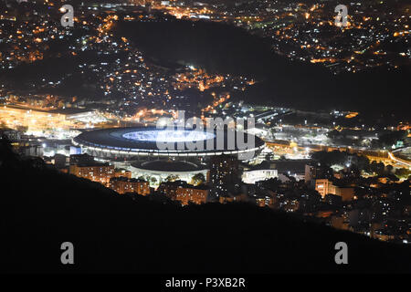 Estádio do Maracanã iluminado visto durante a noite. Stock Photo
