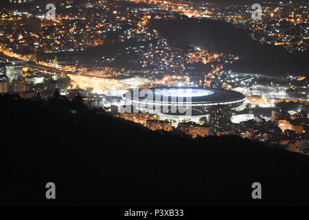 Estádio do Maracanã iluminado visto durante a noite. Stock Photo