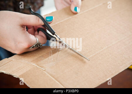 Jogo da velha feito com caixa de ovos e tampinhas de garrafas pet Stock  Photo - Alamy