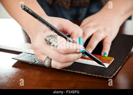 Jogo da velha feito com caixa de ovos e tampinhas de garrafas pet Stock  Photo - Alamy