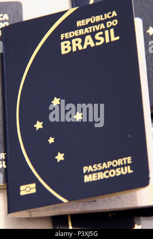 Novo passaporte comum Brasileiro atende ao padrão ICAO, International Civil Aviation Organization, e está sendo emitido no Brasil desde 2015. O passaporte tem capa de cor azul, padrão estabelecido pelo Mercosul. Stock Photo