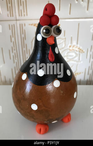 Artesanato nordestino em cabaça representando uma galinha d'angola. Stock Photo