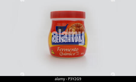 Embalagem de fermento químico em pó marca Fleishmann. Stock Photo