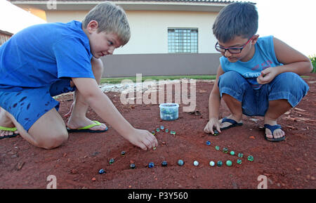 Apesar de toda a tecnologia disponível e de fácil acesso em Campo Mourão,  na Região Centro-Oeste do Paraná, o jogo de bolinha de gude ainda fascina  crianças do interior. Na foto, os