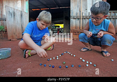 Como jogar bolinha de gude  Bolas de gude, Bolinha de gude, Gude