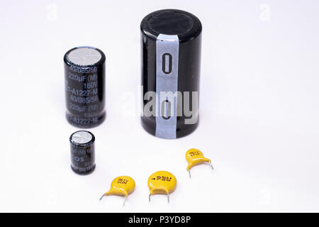 Na foto produzida nesta terça-feira (04), capacitores que são componentes que armazenam cargas elétricas. Stock Photo