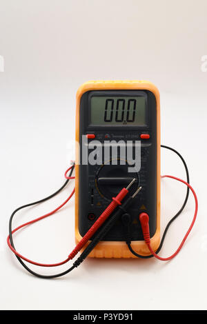 Na foto produzida nesta terça-feira (04), o aparelho multímetro digital destinado a medir grandezas elétricas. Stock Photo