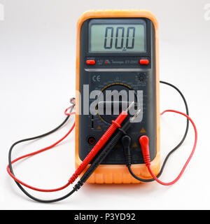 Na foto produzida nesta terça-feira (04), o aparelho multímetro digital destinado a medir grandezas elétricas. Stock Photo
