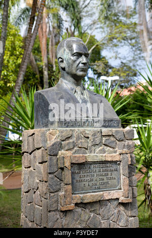 Conservatória é a cidade da serenata, a 142 km do Rio de Janeiro, com 4.000 habitantes e fica no vale do café. Busto Pedro Ramos Gomes. Stock Photo