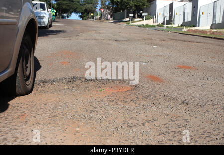 Rua Panambi, na área central de Campo Mourão, no Centro-Oeste do Paraná, com buracos no asfalto. Stock Photo