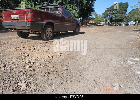 Rua Panambi, na área central de Campo Mourão, no Centro-Oeste do Paraná, com buracos no asfalto. Na foto, motoristas são obrigados a andar na contra mão por causa da quantidade de buracos no asfalto. Stock Photo
