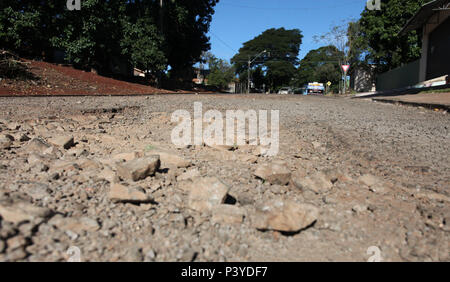 Rua Panambi, na área central de Campo Mourão, no Centro-Oeste do Paraná, com buracos no asfalto. Stock Photo