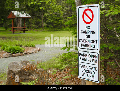 No camping or overnight parking sign in park. Stock Photo