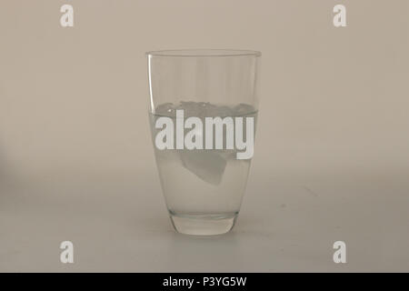 Copo Contendo Gelo Stock Photo Alamy