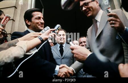 ADOLFO SUAREZ Y CHIRAC ANTE LOS MICROFONOS EN JULIO DE 1976. Stock Photo