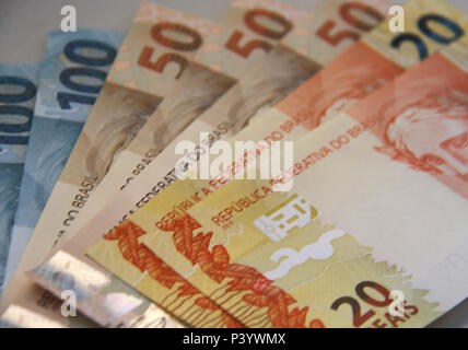Dinheiro do Brasil, notas de Real, moeda brasileira. Na foto, mãos  manipulando notas de 50 reais Stock Photo - Alamy