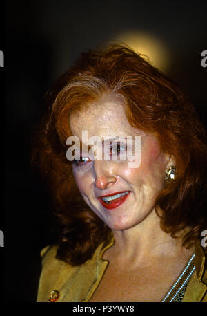 Washington DC, USA, December 3, 1995 Bonnie Raitt arrives at the John F. Kennedy Center For The Prefroming Arts to attend the annual Kennedy Center Honors program Credit: Mark Reinstein/MediaPunch Stock Photo