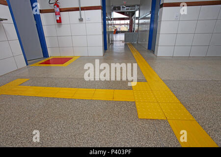 Piso tátil de acessibilidade para deficiente visual em uma escola municipal em Campo Mourão, na Região Centro-Oeste do Paraná.