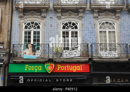 Força Portugal official store in Porto, Portugal. Força Portugal (Forward Portugal) is a Portuguese right of centre political alliance consisting of the Social Democratic Party and the People's Party. Advert of hairdressing saloon Ana & Isabel Cabeleireiros is seen above the store sign. Stock Photo