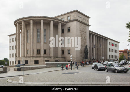 Palace of Justice (Palácio da Justiça) in Porto, Portugal. The building was designed by Portuguese architect Raúl Rodrigues Lima and completed in 1961 during the corporatist authoritarian government of António de Oliveira Salazar. Stock Photo