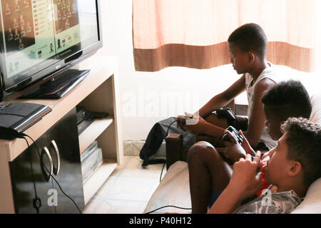 Crianças jogando video game ou jogo eletrônico em residência de São Paulo. Stock Photo