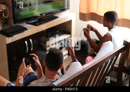 Crianças jogando video game ou jogo eletrônico em residência de São Paulo. Stock Photo