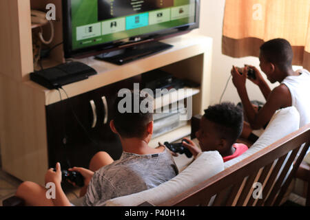 Crianças jogando video game ou jogo eletrônico em residência de São Paulo. Stock Photo