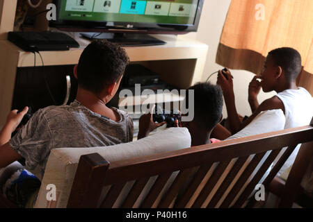 Crianças jogando video game ou jogo eletrônico em residência de São Paulo. Stock Photo