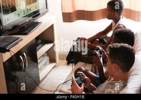 Crianças jogando video game ou jogo eletrônico em residência de São Paulo. Stock Photo