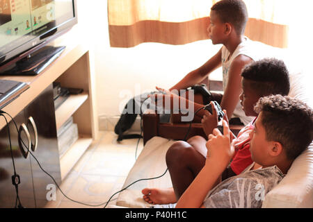 Crianças jogando video game ou jogo eletrônico em residência de São Paulo. Stock Photo