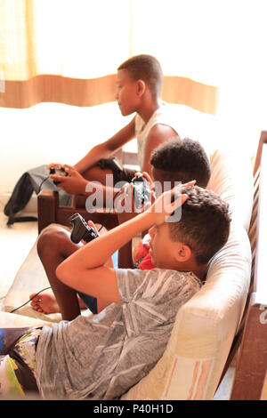 Crianças jogando video game ou jogo eletrônico em residência de São Paulo. Stock Photo