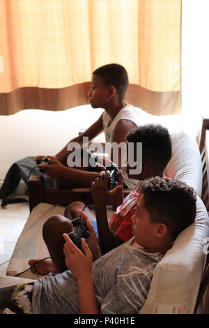 Crianças jogando video game ou jogo eletrônico em residência de São Paulo. Stock Photo