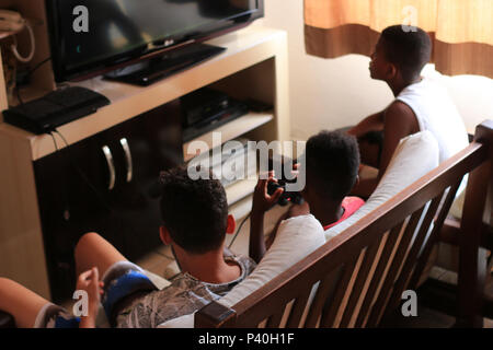 Crianças jogando video game ou jogo eletrônico em residência de São Paulo. Stock Photo