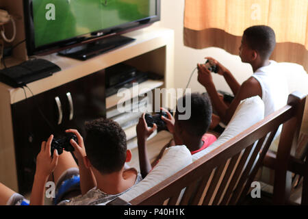 Crianças jogando video game ou jogo eletrônico em residência de São Paulo. Stock Photo