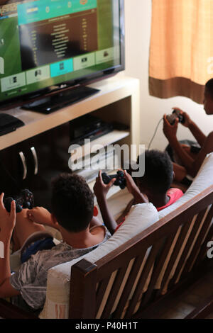 Crianças jogando video game ou jogo eletrônico em residência de São Paulo. Stock Photo