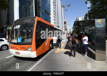 Transporte coletivo. Embarque e desembarque de passageiros em ponto de  ônibus na Avenida Paulista Stock Photo - Alamy