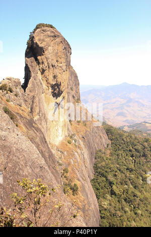 Vista da Pedra do Baú a partir da Pedra do Bauzinho, no Complexo do Baú, na Serra da Mantiqueira, em São Bento do Sapucaí, SP. Stock Photo