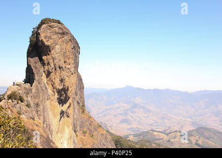 Vista da Pedra do Baú a partir da Pedra do Bauzinho, no Complexo do Baú, na Serra da Mantiqueira, em São Bento do Sapucaí, SP. Stock Photo