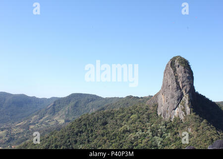 Vista da Pedra do Baú a partir da Pedra Ana Chata, no Complexo do Baú, na Serra da Mantiqueira, em São Bento do Sapucaí, SP. Stock Photo