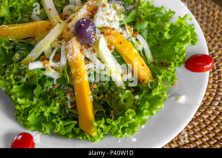 Salada Salada de folhas Salada de folhas verdes Salada de folhas com frutas salada tropical alimentação gastronomia alface tomate cereja manga azeitona Stock Photo