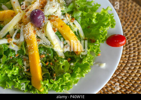 Salada Salada de folhas Salada de folhas verdes Salada de folhas com frutas salada tropical alimentação gastronomia alface tomate cereja manga azeitona Stock Photo