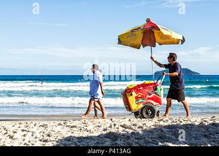 Temporada de verão na Praia dos Açores. Florianópolis, Santa Catarina,  Brasil Stock Photo - Alamy