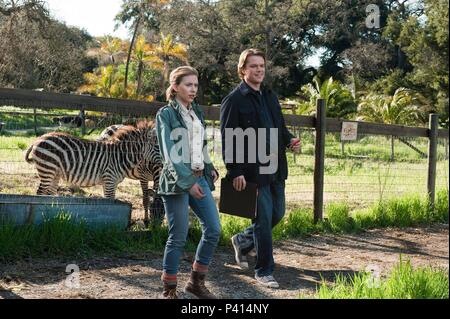 Original Film Title: WE BOUGHT A ZOO.  English Title: WE BOUGHT A ZOO.  Film Director: CAMERON CROWE.  Year: 2011.  Stars: SCARLETT JOHANSSON; MATT DAMON. Credit: VYNIL FILMS / Album Stock Photo